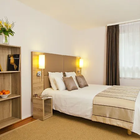 Sejours & Affaires Kleber 3*